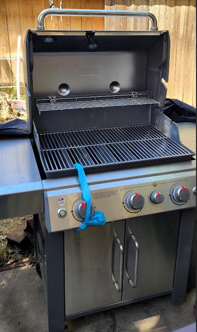 New Weber Propane Grill (Missing 2 wheels) (Local pickup only)